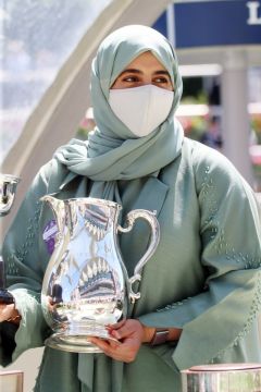 Hamdan Al Maktoums Tochter Sheikha Hissa mit dem Ehrenpreis, sie ist jetzt für das Shadwell-Unternehmen verantwortlich. www.galoppfoto.de