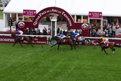 In den Farben des deutschen Züchters Dieter Bürkle gewinnt Molly Malone mit Umberto Rispoli den  Qatar Prix du Cadran. www.galoppfoto.de  - John James Clark