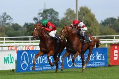 Trainer Andreas Wöhler freut sich über einen Zweijährigen-Sieger aus eigener Zucht: Incantator gewinnt mit Eduardo Pedroza beim Debut. Foto: Dr. Jens Fuchs