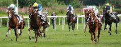 Der Einlauf im IDEE 147. Deutschen Derby: Isfahan (rechts) gewinnt unter Jockey Dario Vargiu vor dem heranstürmenden Savoir Vivre (Nr. 11) und Dschingis Secret (nicht im Bild). Ganz links landet Wai Key Star unter Eduardo Pedroza auf dem 4. Platz. Foto: Dr. Jens Fuchs