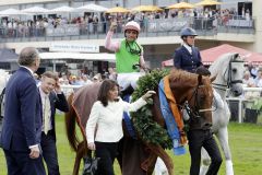 Isfahan mit Dario Vargiu, Darius Racings Rennstall-Manager Holger Faust, Züchterin Susanne Wöhler und Besitzer Dr. Stefan Oschmann nach dem Sieg im 147. Deutschen Derby. www.galoppfoto.de - Frank Sorge