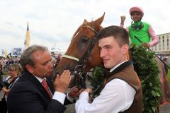 Isfahan mit Dario Vargiu und Trainer Andreas Wöhler nach dem Sieg im 147. Deutschen Derby. www.galoppfoto.de - Frank Sorge