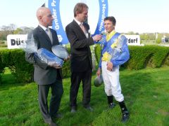 Jockey Adrie de Vries und Trainer Jens Hirschberger im Interview mit Daniel Delius. Foto Gabriele Suhr