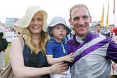 Jockey Andrasch Starke mit Frau Vanessa und Sohn Henning nach dem Sieg im IDEE 146. Deutsches Derby. www.galoppfoto.de - Frank Sorge