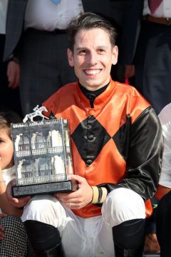 Jockey Cristian Demuro mit dem Ehrenpreis nach dem Erfolg mit Ace Impact im 102. Qatar Prix de l Arc de Triomphe. ©galoppfoto - Frank Sorge