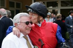 Freude über den Sieg: Siegreiter Filip Minarik mit Jockey-Legende Hein Bollow. www.galoppfoto.de - Sarah Bauer 507B070615IFFEZHEIM