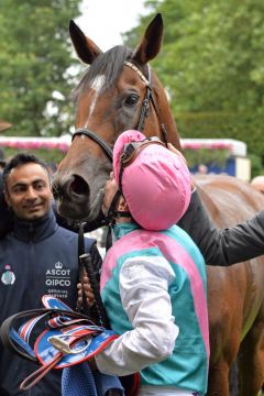 Frankie Dettori küsst Enable nach ihrem 2. Sieg in den "King George". www.galoppfoto.de - John James Clark