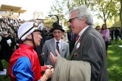 Entschieden sich gegen den Winterfavoriten und für das Gr. I am Arc-Wochenende und lagen damit richtig: Das Team-Alson mit Georg Baron von Ullmann (rechts), Trainer Jean-Pierre Carvalho (Mitte) und Jockey Frankie Dettori im Führring. www.galoppfoto.de - Frank Sorge