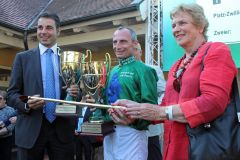 Jockey Gerald Mosse und Trainer Marco Botti mit der Goldenen Peitsche. www.galoppfoto.de - Frank Sorge