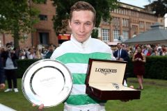 Jockey Luke Morris im Portrait mit den zum Renntitel passenden Ehrenpreisen nach dem Longines 131. Großen Preis von Berlin. ©galoppfoto - Frank Sorge