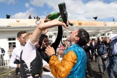 Jockey Maxim Pecheur bekommt nach dem Sieg im 148. IDEE Deutsches Derby eine Champagnerdusche von den Kollegen. www.galoppfoto.de - Marius Schwarz