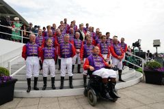 In den königlichen Rennfarben: Vierzig aktive und ehemalige Jockeys, die jemals für die Queen geritten sind. Foto: offiziell
