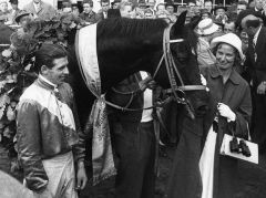 Ruth Delius freut sich über den Derbysieger Wilderer. Foto: Archiv Gestüt Ravensberg