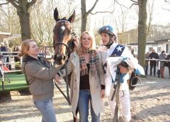 siegerin War Bride mit Besitzertrainerin Y. Almenräder und Jockey Patrick Gibson. Foto Gabriele Suhr