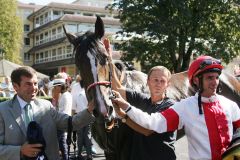 Das Team um die Siegerin Kambria mit Trainer Peter Schiergen und Jockey Andrasch Starke. www.galoppfoto.de - Sarah Bauer