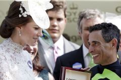 Da kommt Freude auf: Herzogin Kate gratuliert John Velazquez. www.galoppfoto.de