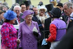 Königliche Freude: H.M. Queen Elizabeth II. mit Jockey Ryan Moore nach Estimates Sieg im Gold Cup. www.galoppfoto.de - Frank Sorge
