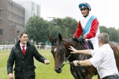 Kommt aus dem Feiern gar nicht mehr raus: Trainer Markus Klug mit Papagena Star und Andreas Helfenbein nach dem Großen Preis von Lotto Hamburg. www.galoppfoto.de - Frank Sorge