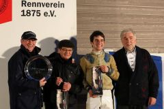 Siegerehrung mit Lutz Mäder und Jockey Maxim Pecheur nach dem Erfolg mit Kreuz As im ersten Rennen des Tages. Foto: Dr. Jens Fuchs