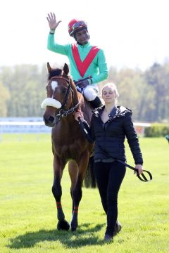 Lajoscha mit Eduardo Pedroza nach dem Sieg. im Altano-Rennen. ©galoppfoto - Sabine Brose