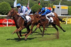 Lancade gewinnt mit Adrie de Vries die German 1000 Guineas. ©galoppfoto - Stephanie Gruttmann