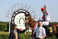 Longina mit Adrie de Vries und Trainer Peter Schiergen nach dem Sieg im Diana-Trial. www.galoppfoto.de - Frank Sorge