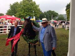 Morning Star mit Besitzer Ulrich Langenbach (rechts) und Trainer Sascha Smrczek in Bad Harzburg. Foto privat