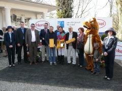 Siegerehrung mit Trainer Waldemar Hickst, Jockey Alex Pietsch und Besitzer W. Bartel. Foto Suhr