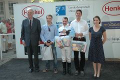 siegerehrung mit Vizepräsident Albrecht Woeste, Jockey Eugen Frank und Trainer Markus Klug. Foto: Suhr