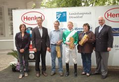 Siegerehrung mit Jockey Filip Minarik, Trainerin Chr. Janssen, J. Böhm, Vorstand des Rennvereins. Foto Suhr