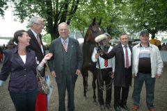 Sworn Sold mit einem strahlenden Besitzer A. Woeste und Trainer Waldemar Hickst. Foto Suhr