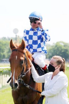 Nordstrand mit Besitzer Juergen Heyne und Ehefrau Renate nach dem Sieg am 05.06.21 in Leipzig. ©galoppfoto - Frank Sorge