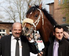 Overdose und Besitzer Zoltan Mikoczy in Hoppegarten 2011. www.galoppfoto.de - Frank Sorge