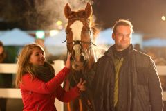 Im Absattelring: Patanos nach dem Sieg im Preis von Tarbes in Neuss mit Rene Piechulek für Besitzertrainer Christian Peterschmitt. Foto: Dr. Jens Fuchs