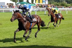 Was für ein Comeback! Protectionist mit Eduardo Pedroza gewinnt den pferdewetten.de Hansa Preis, Gr. II. www.galoppfoto.de - Sabine Brose