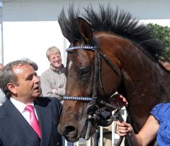 Protectionist mit Trainer Andreas Woehler nach dem Sieg im pferdewetten.de Hansa Preis. www.galoppfoto.de - Frank Sorge