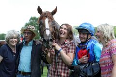 Fröhliche Besitzerinnen und Züchterinnen Caroline (rechts) und Sybille Kirstein (links) mit Quebueno nach dem Listensieg im hannoverschen Derby-Trial mit Trainer Jean-Pierre Carvalho. ©galoppfoto - Frank Sorge