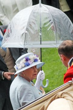 Das wichtigste Utensil an den ersten Tagen von Royal Ascot: Der Regenschirm. www.galoppfoto.de 