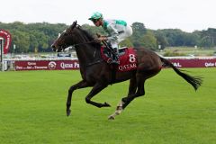 Stall Lintecs Red Lips wird mit Fabrice Veron - hier beim Aufgalopp -  im von Baltic Baroness gewonnenen Prix Vermeille Achte. Foto: Dr. Jens Fuchs