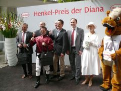 Siegerehrung mit Lars-Wilhelm Baumgarten, Eduardo Pedroza und Waldemar Hickst. Foto G. Suhr