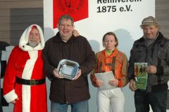 Siegerehrung mit Weihnachtsmann P. Ritter, Andrea Glomba und Uwe Schwinn. (Foto Suhr)