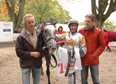 Siegerin Adalea mit Jockey Adrie de Vries und Trainer Axel Kleinkorres. Foto Suhr