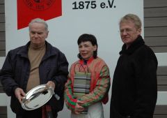 Siegerehrung mit Trainer Horst Rudolph, Hana Mouchova, Reinhard Ording (Foto Suhr)