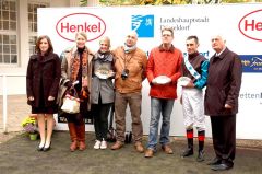 Siegerehrung mit Familie Rühl, Trainer Axel Kleinkorres, Jockey Alex Pietsch und Geschäftsführer Günter Gudert. Foto Suhr