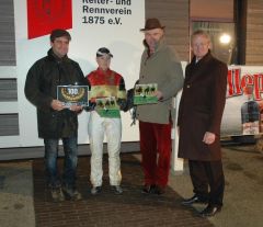 Siegerehrung mit Sabrina Wandt, Christian von der Recke, Reinhard Ording vom Rennverein Neuss. (Foto Suhr)