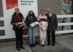 Siegerehrung mit Besitzerin B. Kreuder, Trainerin Marion Weber, A. Starke, P. Ritters vom RV Neuss (Foto Suhr)