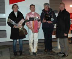 Siegerehrung mit Marion Weber, Andrasch Starke, Reinhard Ording (Foto: Suhr)