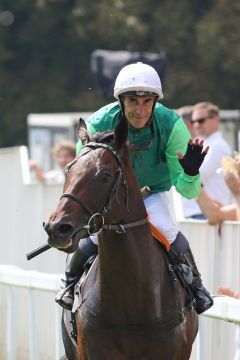  José-Luis Martinez-Tejera und Rodaballo grüßen als Gr. II-Sieger nach dem 88. Kronimus Oettingen Rennen. ©galoppfoto - Sarah Bauer