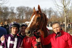 Salve Haya mit Alexander Pietsch und Trainer Waldemar Hickst nach ihrem Krefelder Sieg. www.klatuso.com