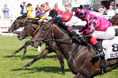 Sammarco mit Bauyrzhan Murzabayev in den gelb-weiß-lila Farben gewinnt das IDEE 153. Deutsche Derby. ©galoppfoto - Sabine Brose